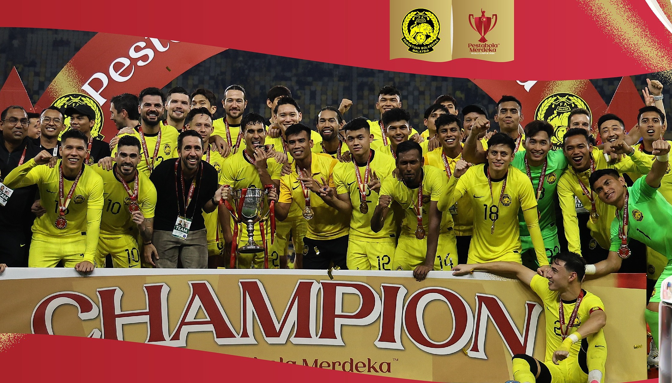 HLV Pail Marti Vicente (áo đen giữa) cùng Malaysia vô địch giải giao hữu truyền thống Merdeka Cup 2024, vào tháng 9. Ảnh: FAM