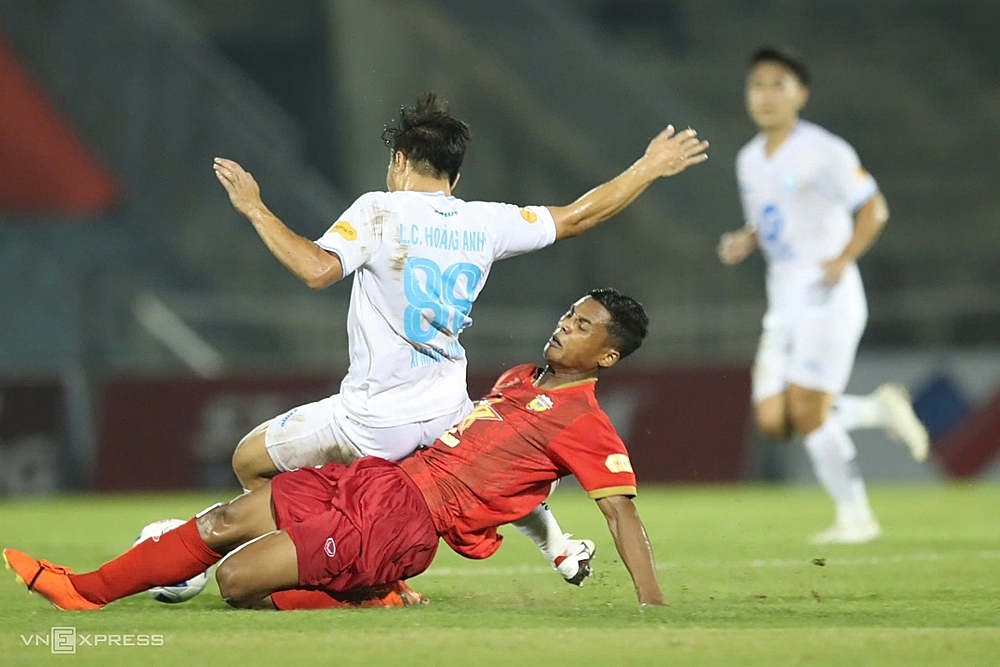 Legey Adou Minh toả sáng khi cùng Hà Tĩnh đánh bại Nam Định ở trận ra quân V-League 2024-2025. Ảnh: Xuân Thuỷ