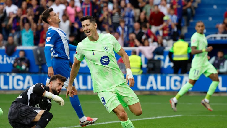 Lewandowski hoàn tất hat-trick trong trận Alaves 0-3 Barca tối 6/10. Ảnh: AFP.